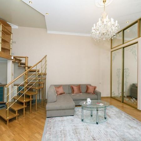 Stylish Two-Level Flat 2 Min From Khreschatyk 키예프 외부 사진