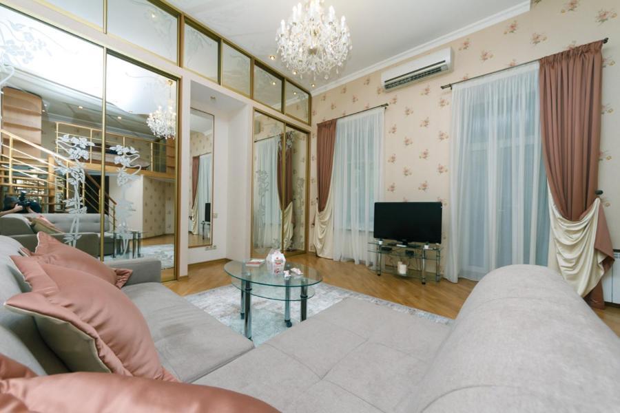 Stylish Two-Level Flat 2 Min From Khreschatyk 키예프 외부 사진