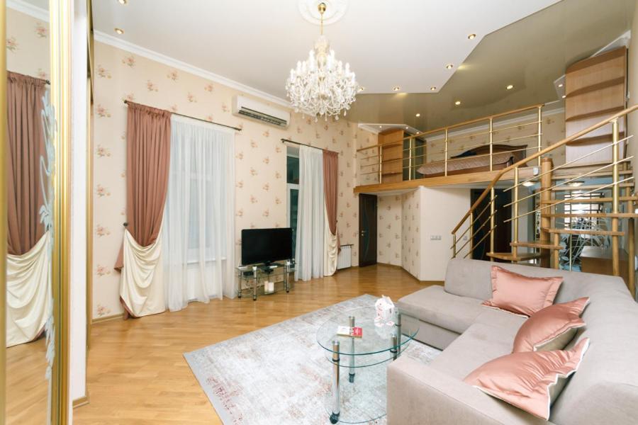 Stylish Two-Level Flat 2 Min From Khreschatyk 키예프 외부 사진